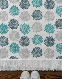 Alfombra tejida con diseño botánico, flores estilo hortensias en vector en color aqua, azul y gris.