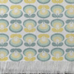 Alfombra tejida con flores vectoriales. Diseño vintage en tonos aqua y amarillo.